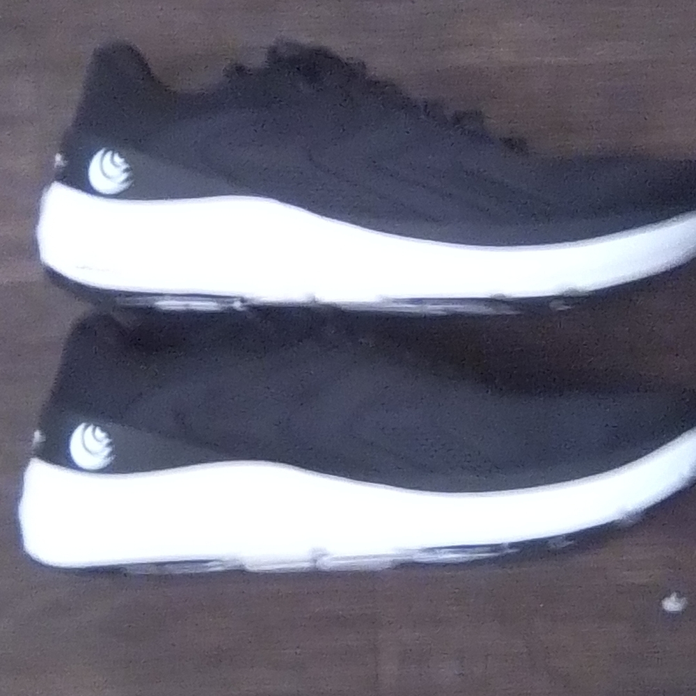 Black Men's Topo Phantom 2 Running Shoe Size 11 in Great Condition.